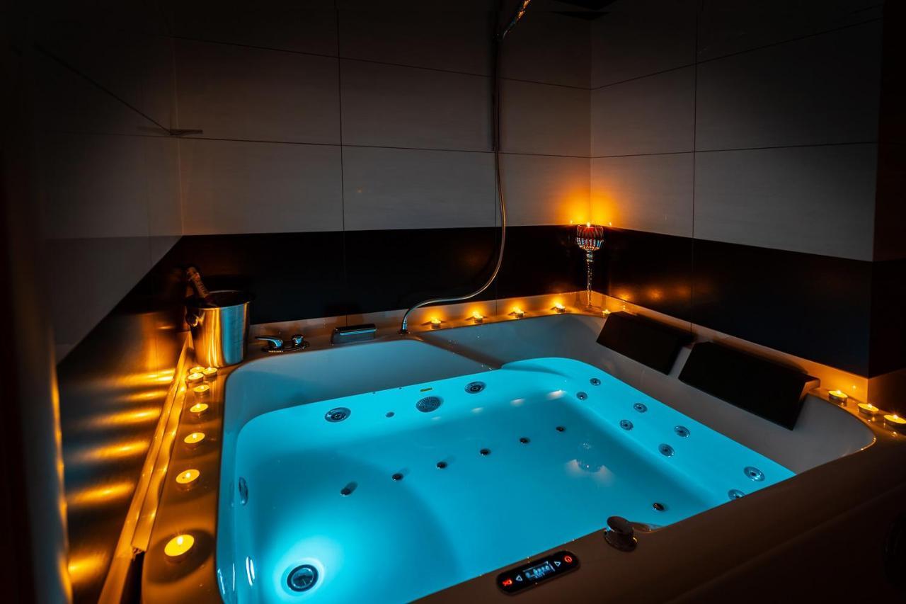 Premium Jacuzzi Apartment Клайпеда Экстерьер фото